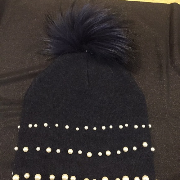 Pompom hats - Picture 1 of 8